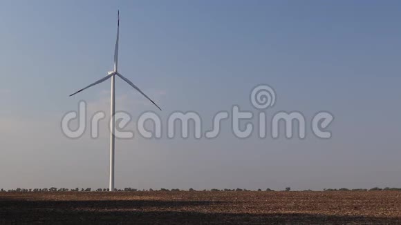 风力涡轮机在现场空路在前景蓝天在背景视频的预览图