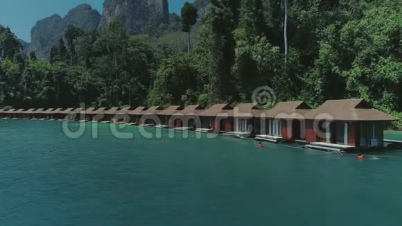 泰国热带丛林湖Cheolan无人机飞行野山自然国家公园游艇渔船视频的预览图