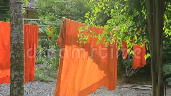 泰国僧人的衣服挂在绳子上视频的预览图
