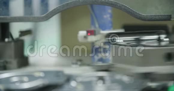 汽车工业零件生产线的特写视频的预览图