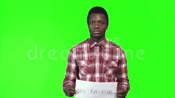 年轻的非洲男人不反对种族主义视频的预览图
