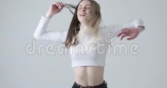 快乐的女人跳啊跳啊视频的预览图