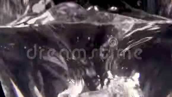 冰块落入水中的缓慢运动视频的预览图
