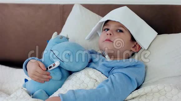 婴儿测量体温电子温度计病态的样子喉咙痛的小男孩脖子上戴围巾的孩子视频的预览图