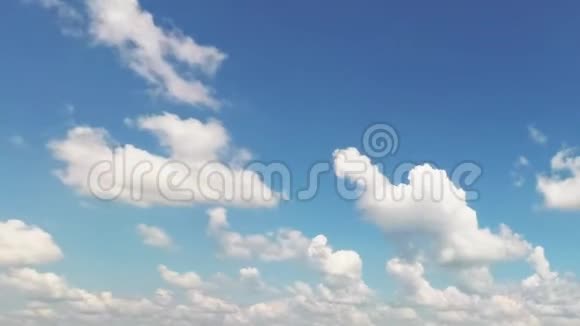 斑驳的云彩漂浮在蓝天上视频的预览图