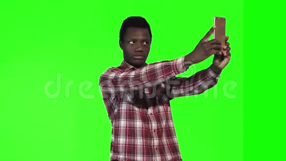 非洲人在绿色屏幕上自拍视频的预览图