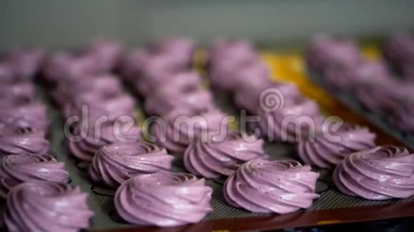 室内厨房桌子上晾晒蓝莓航空棉花糖是糖果产品视频的预览图
