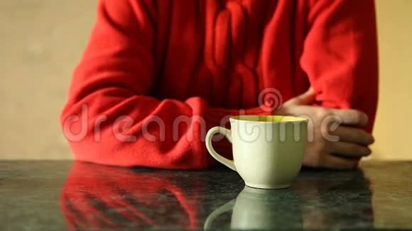 女人在咖啡馆或餐馆喝茶视频的预览图