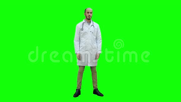 严肃的医务工作者站在绿色屏幕上把手臂折叠在胸前Chroma键视频的预览图