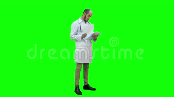 男性医生在绿色屏幕上检查医疗文件Chroma键视频的预览图