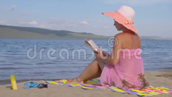 海滩上的女人在看书视频的预览图
