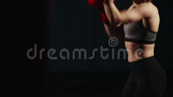 运动型黑发拳击健身房提供个人中风技术培训导体撞击在一个冲压袋上视频的预览图