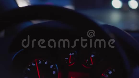 汽车仪表板在黑暗中行驶时的控制面板视频的预览图