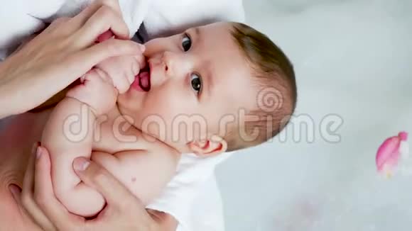 穿着浴衣的母亲手抱婴儿视频的预览图