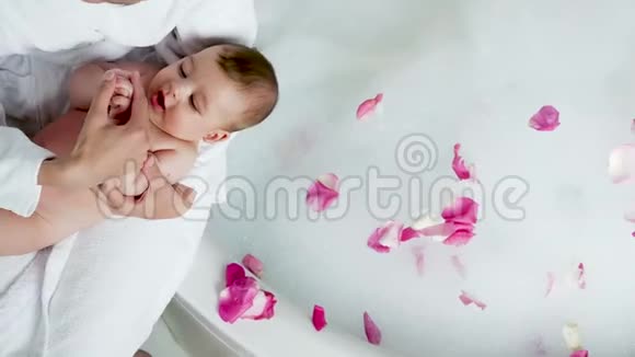 穿着浴衣的母亲手抱婴儿视频的预览图