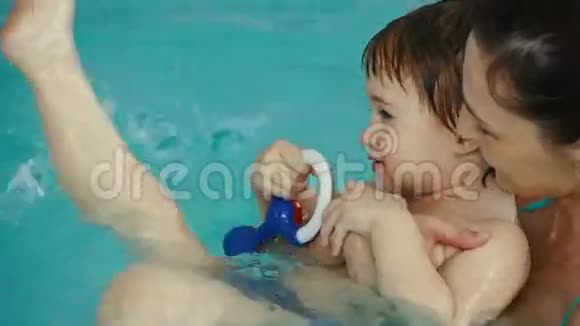 妈妈和她的孩子在泳池里玩得开心视频的预览图
