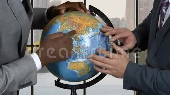 商人们接触地球视频的预览图