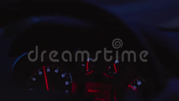 汽车驾驶时的汽车仪表盘控制面板在黑暗中视频的预览图
