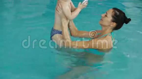 妈妈在泳池里陪孩子玩吻他视频的预览图