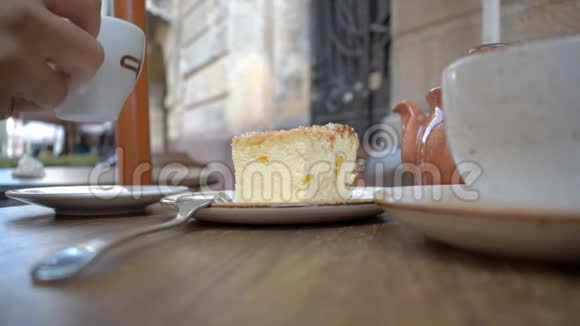 奶酪甜点桌子上放着一杯咖啡和一壶茶视频的预览图