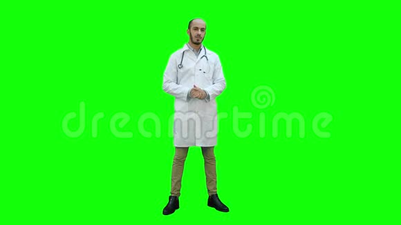 男医生认真地和镜头在绿色屏幕上交谈Chroma键视频的预览图