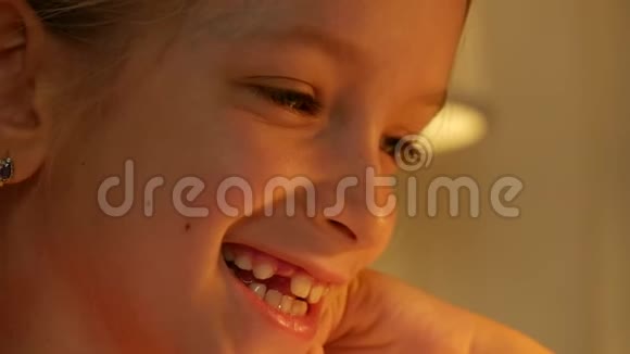 笑玩儿童肖像微笑女孩脸快乐儿童眼观4K视频的预览图