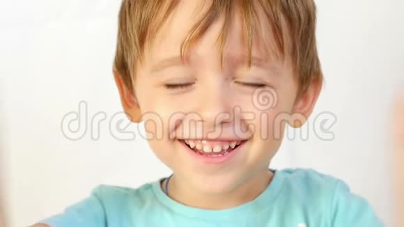 一个儿童特写镜头欣喜地看着镜头双手抱在脑后闭上耳朵孩子视频的预览图