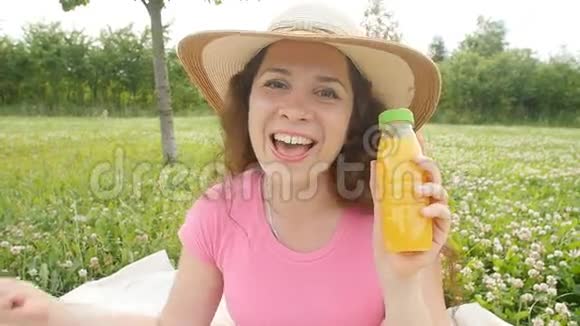 花园里快乐的女人要喝橙汁视频的预览图