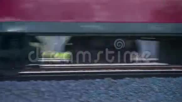 火车在乡下经过视频的预览图