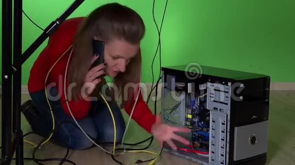 女商人有电脑问题打电话求助手机视频的预览图