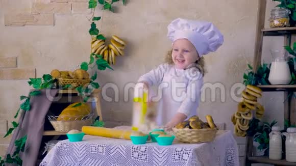 小笑脸厨师女孩扔面粉玩得开心视频的预览图