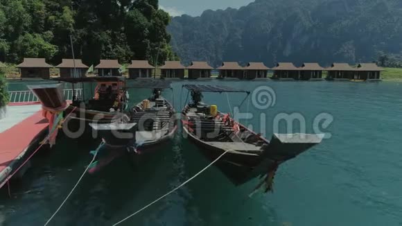 泰国热带丛林湖Cheolan无人机飞行野山自然国家公园游艇渔船视频的预览图