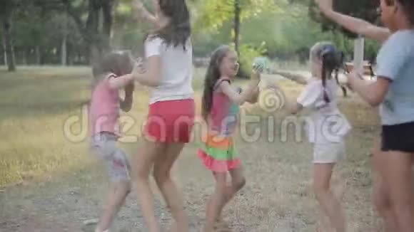 一群小女孩玩得很开心用彩色的Holi粉节互相投掷视频的预览图