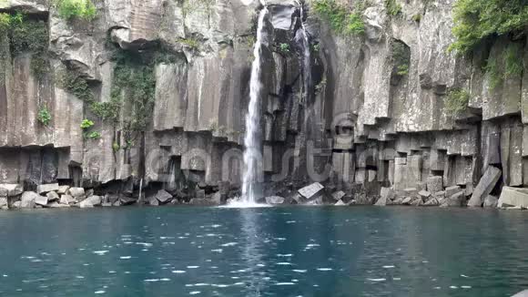 韩国济州岛Cheonjeyeon瀑布的电影循环录像视频的预览图