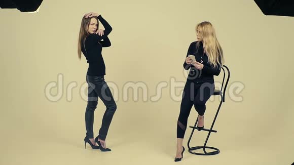 女模特在摄影棚摆姿势拍照女教师训练模特慢动作视频的预览图