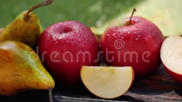 新鲜苹果和带水滴的梨视频的预览图
