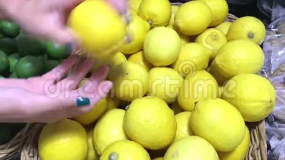 女人在农民超市里选择了新鲜的有机柠檬视频的预览图