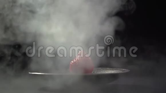 烟雾笼罩着盘子上的浆果顶部视频的预览图