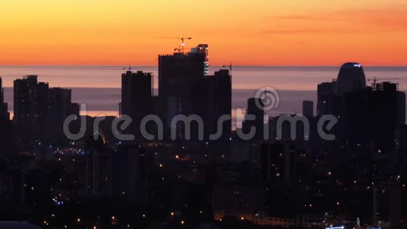 摩天大楼剪影与大城市日落的鸟瞰图视频的预览图