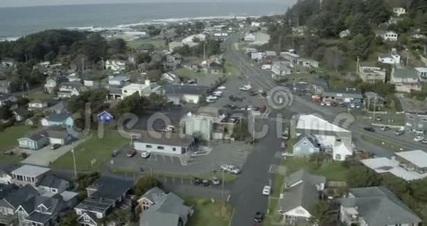 俄勒冈州海滨小镇的鸟瞰图视频的预览图