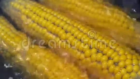 玉米耳用平底锅煮视频的预览图