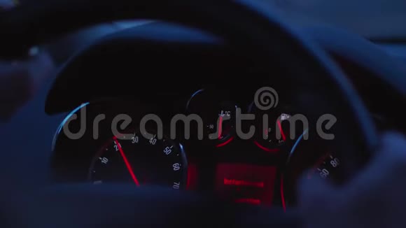汽车仪表板汽车驱动过程中的控制面板在黑暗中视频的预览图