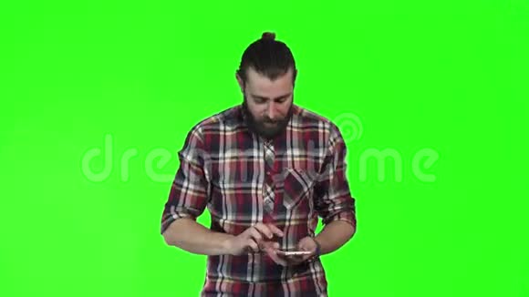 胡子男在绿色屏幕上自拍视频的预览图
