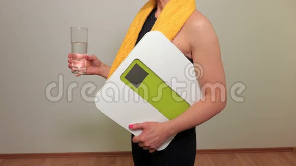 女人用黄毛巾盛水和水垢视频的预览图