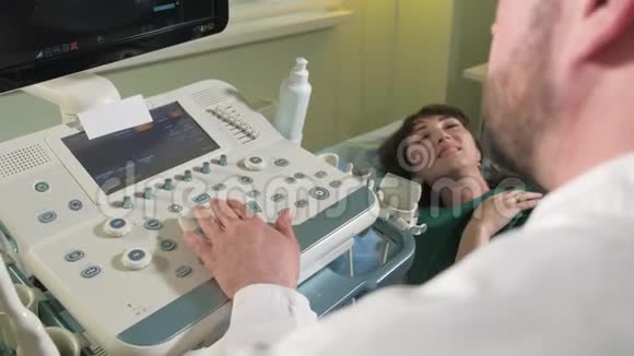 医生在4k诊所对t妇腹部做三维超声视频的预览图