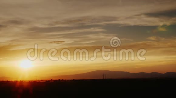 美丽的日落在乡村和群山的背景从公共汽车的窗口看视频的预览图