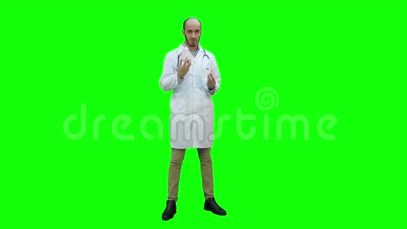 男医生在绿色屏幕上描述了两种不同的药丸Chroma键视频的预览图