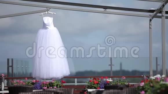 挂在衣架上的白色婚纱视频的预览图