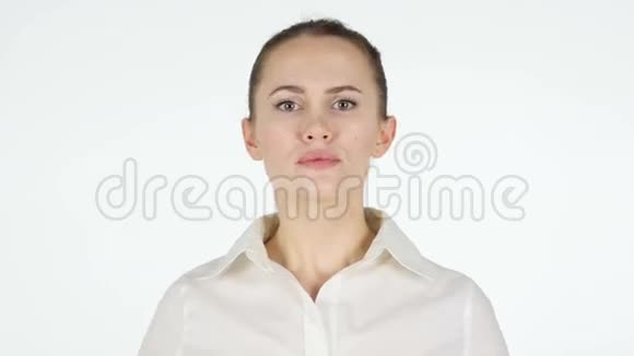 女人表达愤怒白色背景视频的预览图