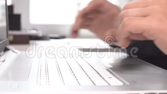 在现代明亮的办公室内部商务人员在桌面电脑和键盘上打字视频的预览图